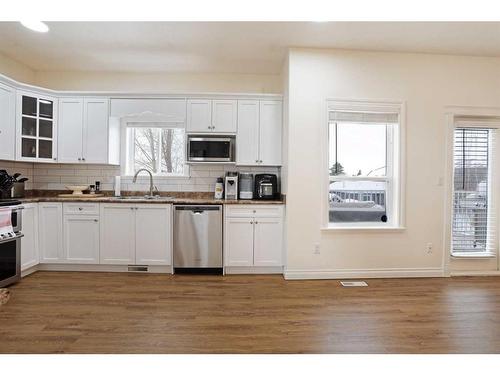 355 Lake Stafford Drive East, Brooks, AB - Indoor Photo Showing Kitchen