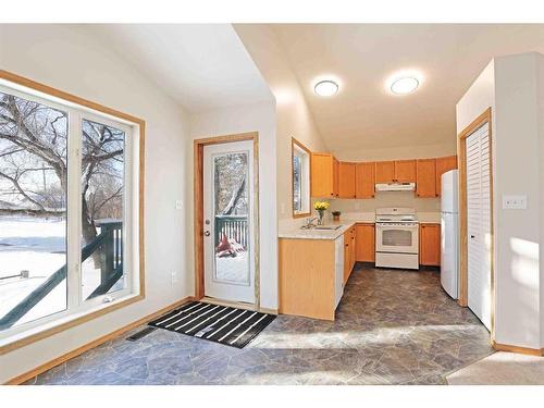 27 Pine Avenue West, Brooks, AB - Indoor Photo Showing Kitchen