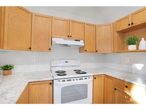 27 Pine Avenue West, Brooks, AB - Indoor Photo Showing Kitchen