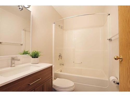 27 Pine Avenue West, Brooks, AB - Indoor Photo Showing Bathroom