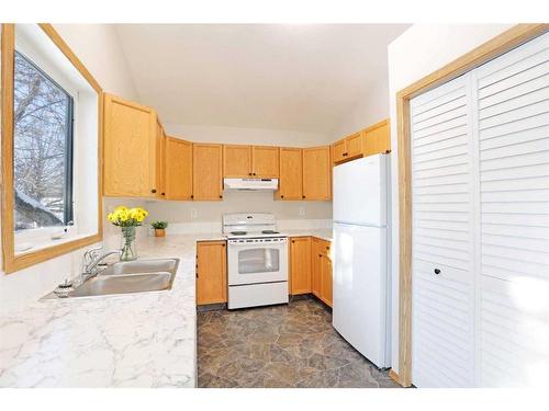 27 Pine Avenue West, Brooks, AB - Indoor Photo Showing Kitchen With Double Sink