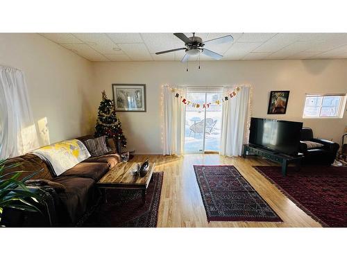 114 Main Street, Morrin, AB - Indoor Photo Showing Living Room