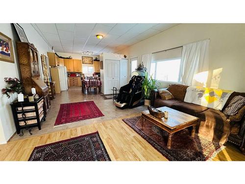 114 Main Street, Morrin, AB - Indoor Photo Showing Living Room