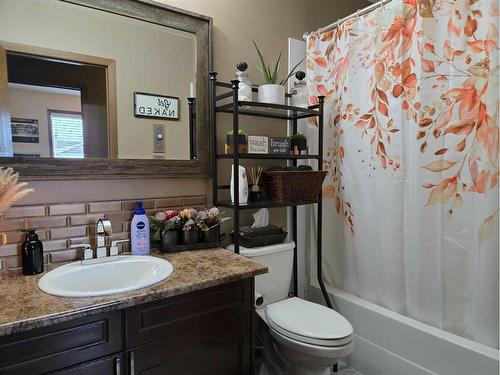 221 10 Avenue Ne, Sundre, AB - Indoor Photo Showing Bathroom