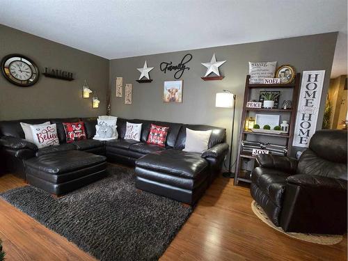 221 10 Avenue Ne, Sundre, AB - Indoor Photo Showing Living Room