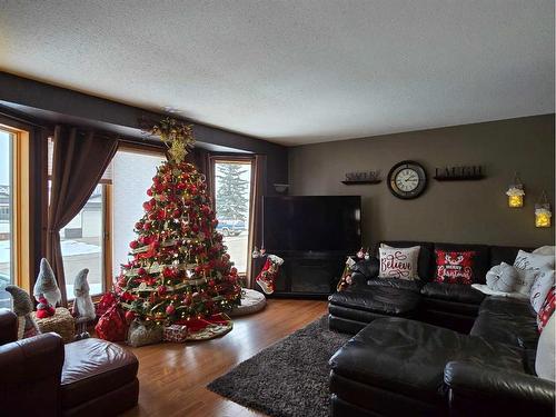 221 10 Avenue Ne, Sundre, AB - Indoor Photo Showing Living Room