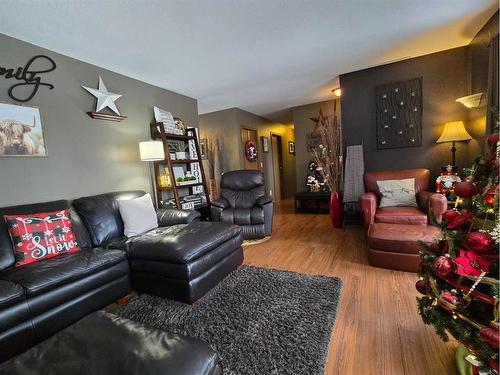 221 10 Avenue Ne, Sundre, AB - Indoor Photo Showing Living Room