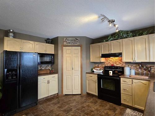 221 10 Avenue Ne, Sundre, AB - Indoor Photo Showing Kitchen