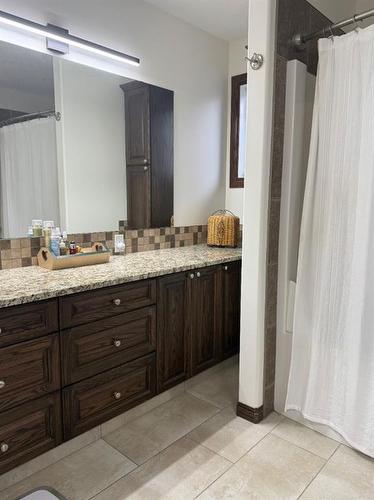 315 15 Street East, Brooks, AB - Indoor Photo Showing Bathroom