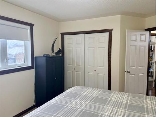 315 15 Street East, Brooks, AB - Indoor Photo Showing Bedroom