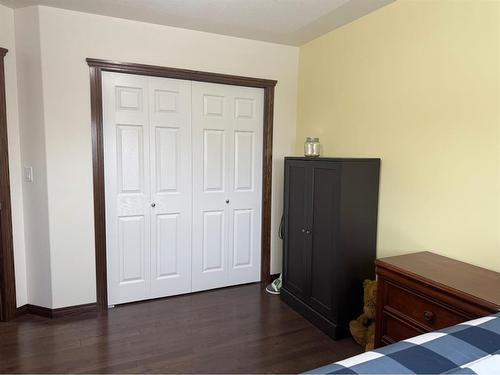 315 15 Street East, Brooks, AB - Indoor Photo Showing Bedroom