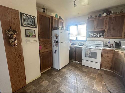 112 4 Avenue West, Hanna, AB - Indoor Photo Showing Kitchen