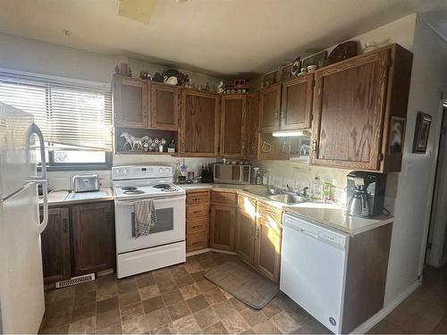 112 4 Avenue West, Hanna, AB - Indoor Photo Showing Kitchen With Double Sink