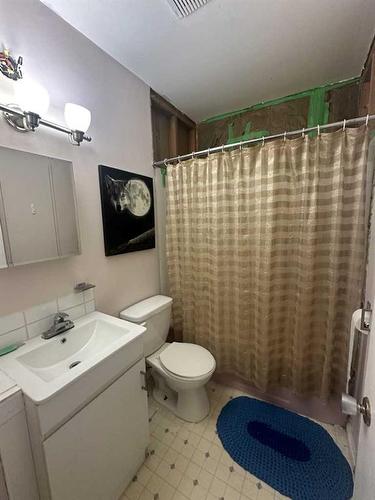 112 4 Avenue West, Hanna, AB - Indoor Photo Showing Bathroom