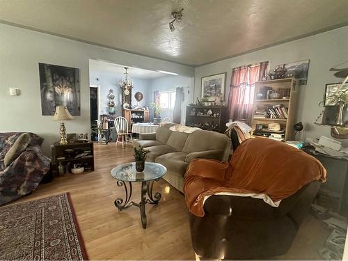 112 4 Avenue West, Hanna, AB - Indoor Photo Showing Living Room