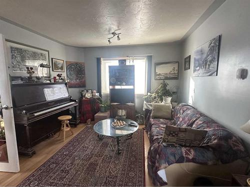 112 4 Avenue West, Hanna, AB - Indoor Photo Showing Living Room