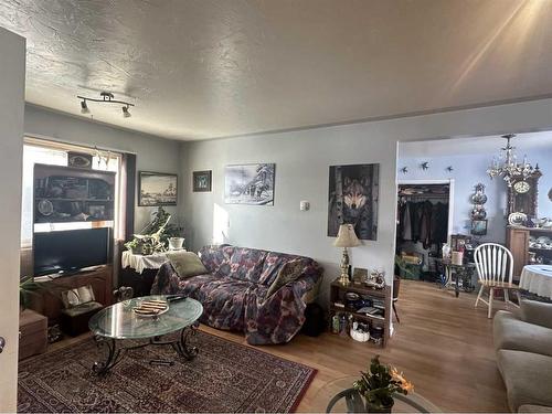 112 4 Avenue West, Hanna, AB - Indoor Photo Showing Living Room