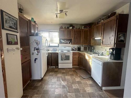 112 4 Avenue West, Hanna, AB - Indoor Photo Showing Kitchen