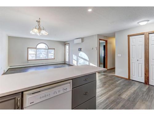 304-280 Riverside Drive East, Drumheller, AB - Indoor Photo Showing Kitchen