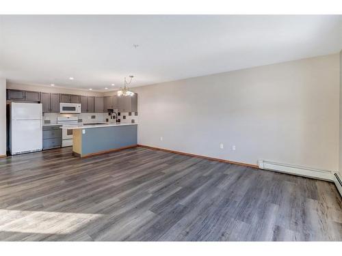 304-280 Riverside Drive East, Drumheller, AB - Indoor Photo Showing Kitchen