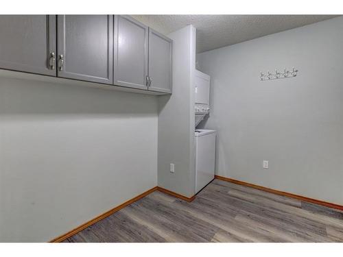 304-280 Riverside Drive East, Drumheller, AB - Indoor Photo Showing Laundry Room