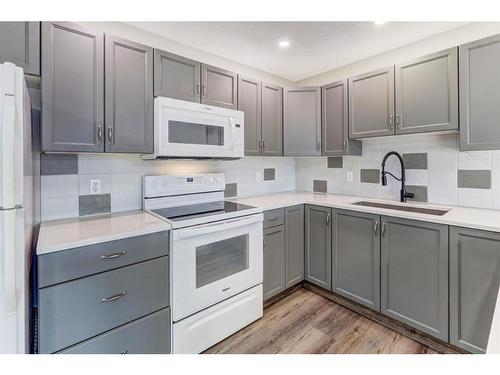 304-280 Riverside Drive East, Drumheller, AB - Indoor Photo Showing Kitchen