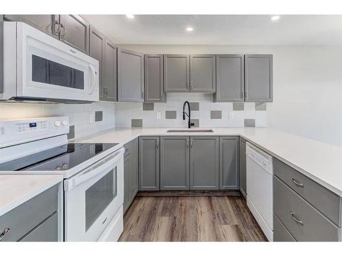 304-280 Riverside Drive East, Drumheller, AB - Indoor Photo Showing Kitchen