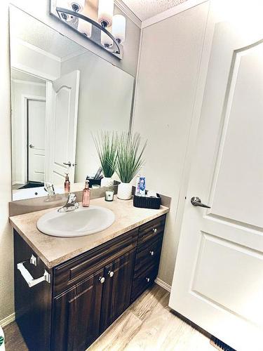 105 1St Avenue West, Delia, AB - Indoor Photo Showing Bathroom