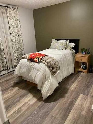 109-204 17 Street East, Brooks, AB - Indoor Photo Showing Bedroom