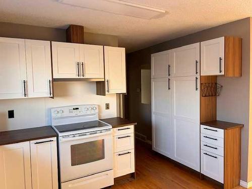 714 Centre Street, Hanna, AB - Indoor Photo Showing Kitchen