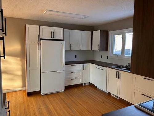 714 Centre Street, Hanna, AB - Indoor Photo Showing Kitchen