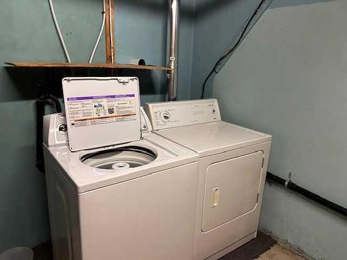 714 Centre Street, Hanna, AB - Indoor Photo Showing Laundry Room