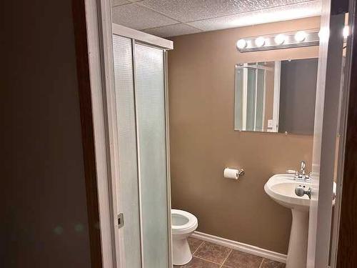 714 Centre Street, Hanna, AB - Indoor Photo Showing Bathroom