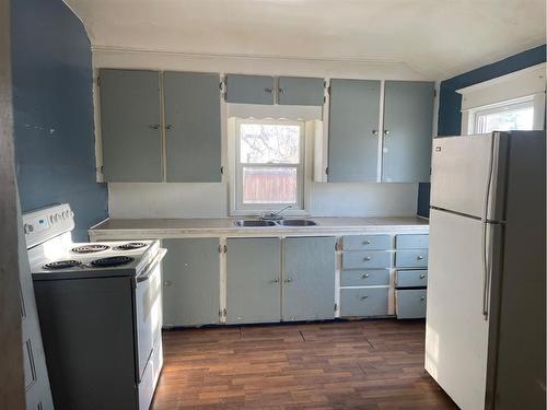 313 4, Bassano, AB - Indoor Photo Showing Kitchen With Double Sink