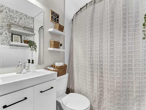 401 Broadway Avenue East, Redcliff, AB - Indoor Photo Showing Bathroom