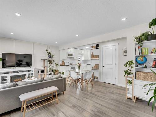 401 Broadway Avenue East, Redcliff, AB - Indoor Photo Showing Living Room