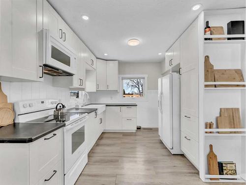 401 Broadway Avenue East, Redcliff, AB - Indoor Photo Showing Kitchen