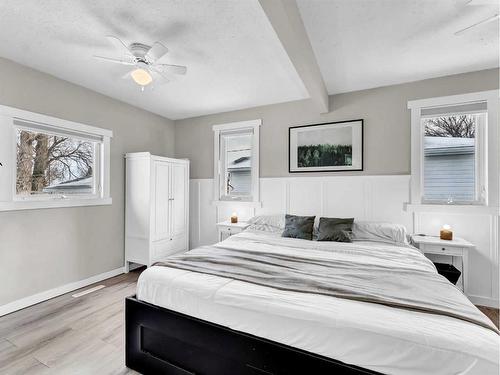 401 Broadway Avenue East, Redcliff, AB - Indoor Photo Showing Bedroom