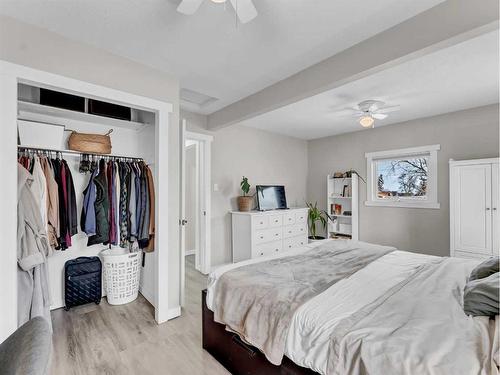 401 Broadway Avenue East, Redcliff, AB - Indoor Photo Showing Bedroom