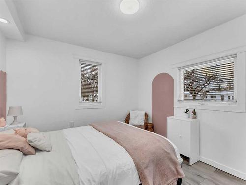 401 Broadway Avenue East, Redcliff, AB - Indoor Photo Showing Bedroom