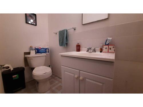 586 2 Avenue West, Drumheller, AB - Indoor Photo Showing Bathroom