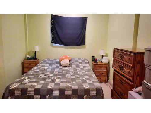 586 2 Avenue West, Drumheller, AB - Indoor Photo Showing Bedroom