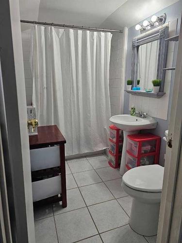 586 2 Avenue West, Drumheller, AB - Indoor Photo Showing Bathroom