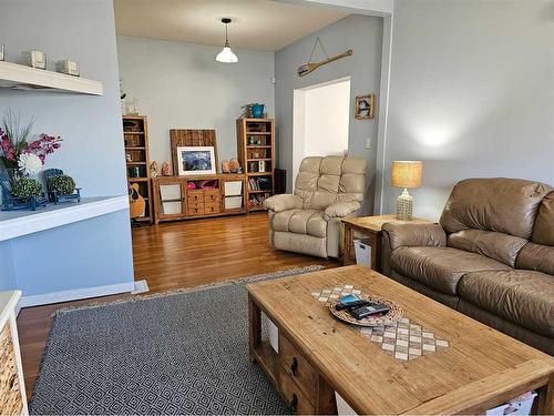 586 2 Avenue West, Drumheller, AB - Indoor Photo Showing Living Room