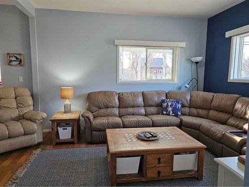 586 2 Avenue West, Drumheller, AB - Indoor Photo Showing Living Room