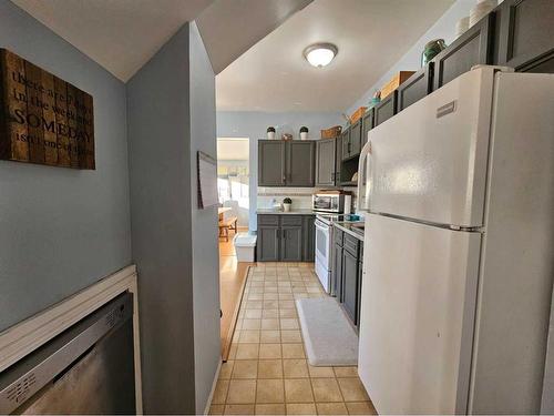 586 2 Avenue West, Drumheller, AB - Indoor Photo Showing Kitchen