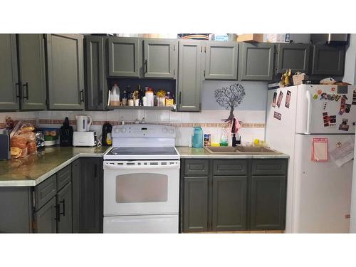 586 2 Avenue West, Drumheller, AB - Indoor Photo Showing Kitchen