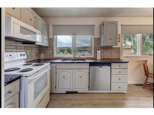 1430 4 Ave Nw, Drumheller, AB - Indoor Photo Showing Kitchen