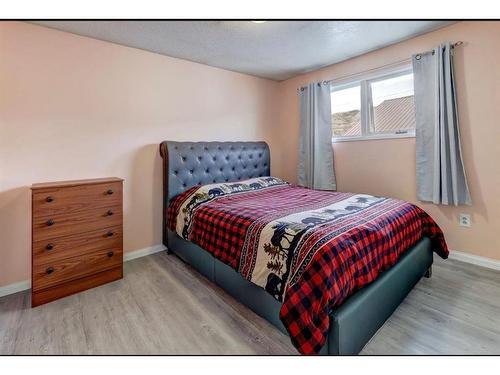 1430 4 Ave Nw, Drumheller, AB - Indoor Photo Showing Bedroom