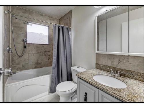 1430 4 Ave Nw, Drumheller, AB - Indoor Photo Showing Bathroom